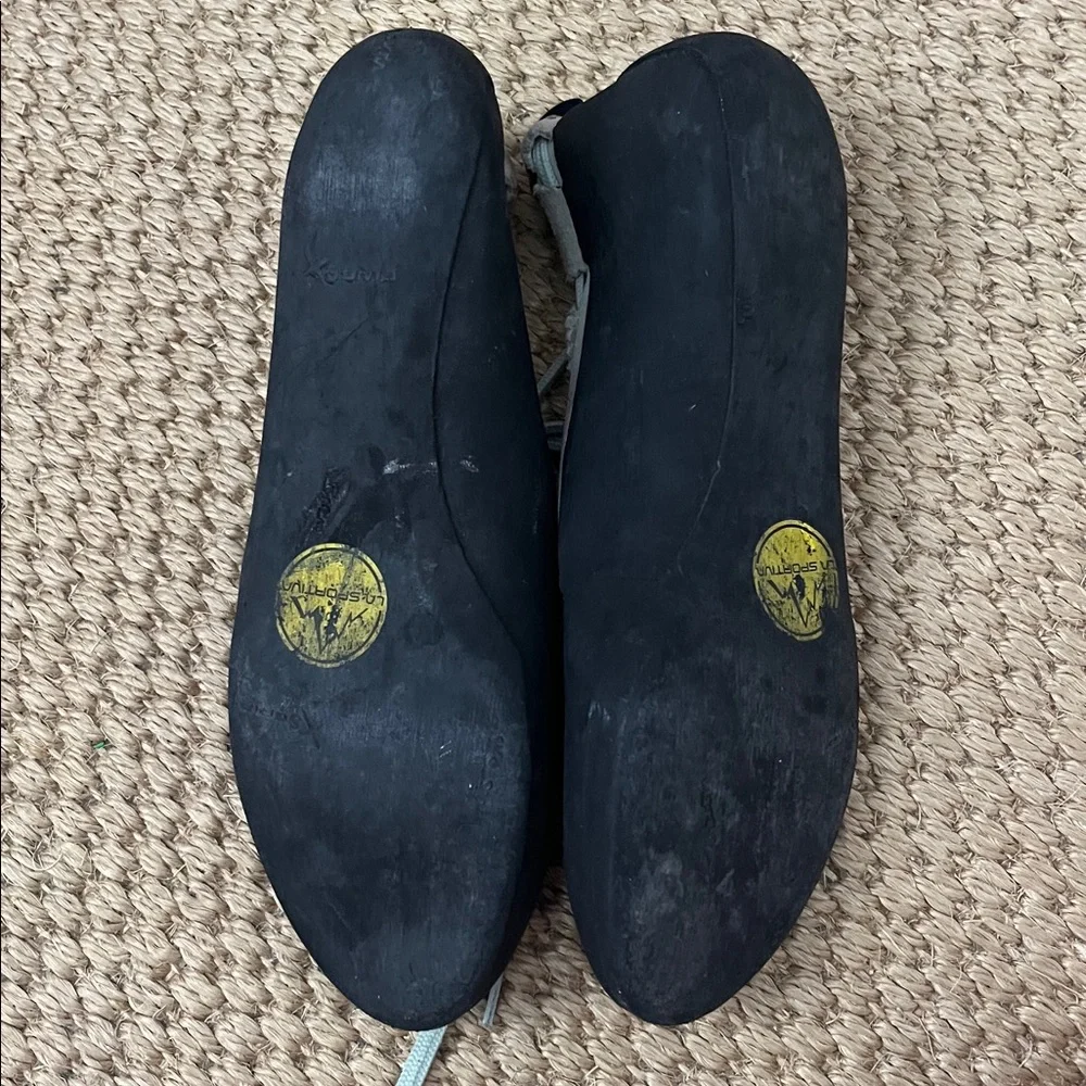 La Sportiva women’s mythos climbing shoes, size 9.5 - Picture 3 of 3